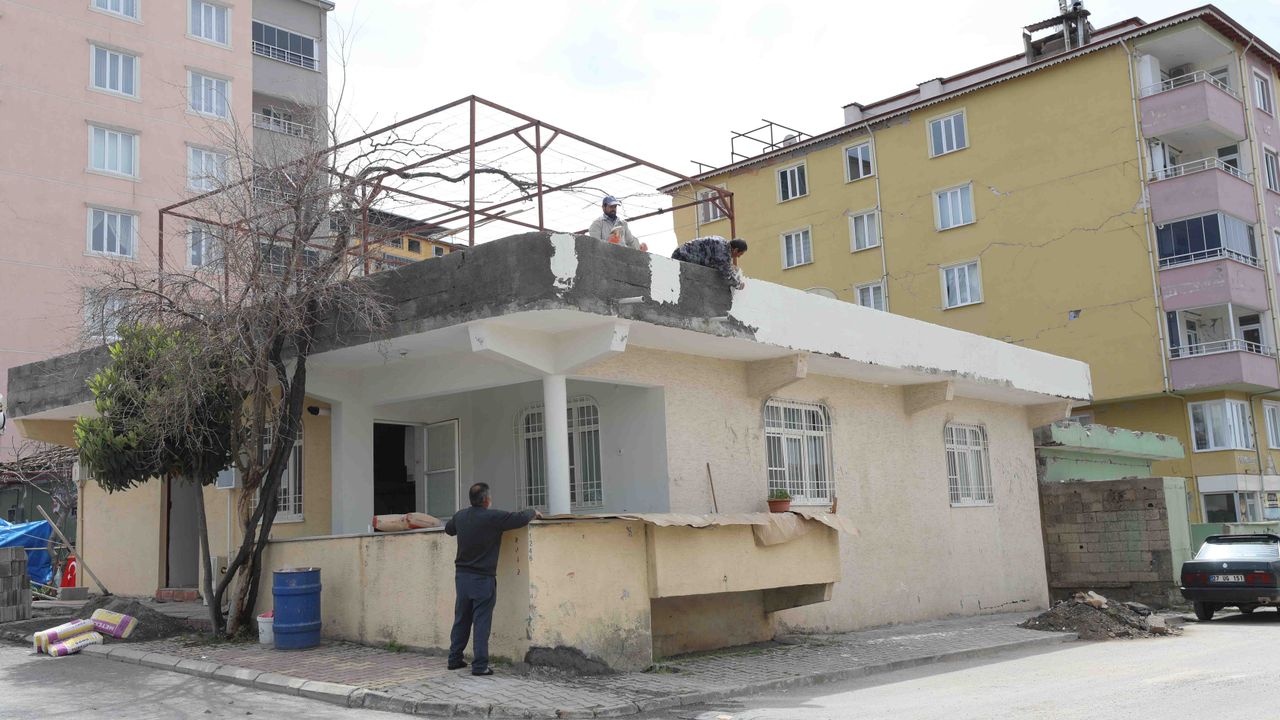 Pazarcık'ta vatandaşlar hafif hasarlı evlerin onarımına başladı