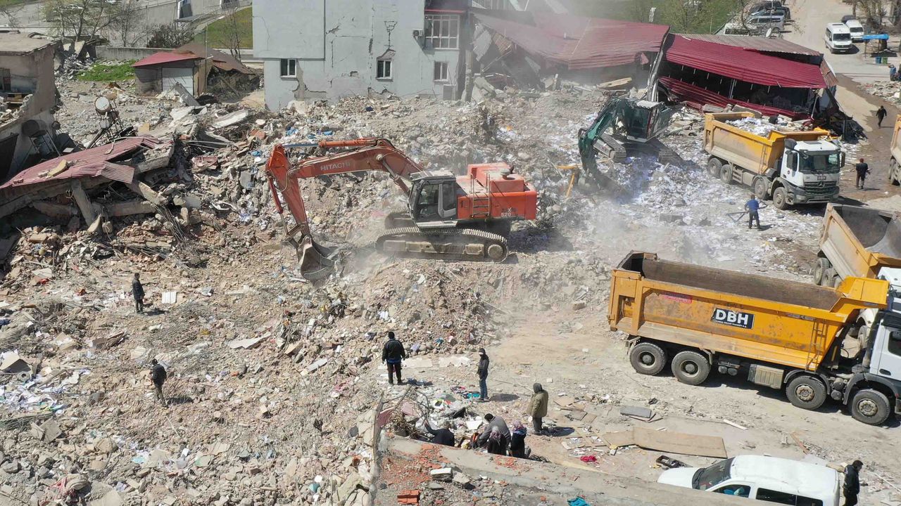 Kahramanmaraş'ta bina yıkım ve enkaz kaldırma çalışmaları  devam ediyor