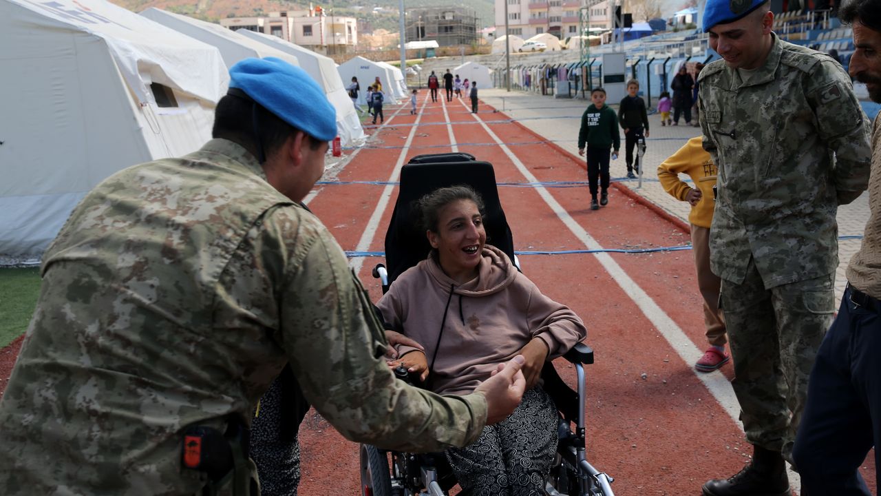 Depremzede engellinin akülü tekerlekli sandalye ihtiyacını Mehmetçik karşıladı