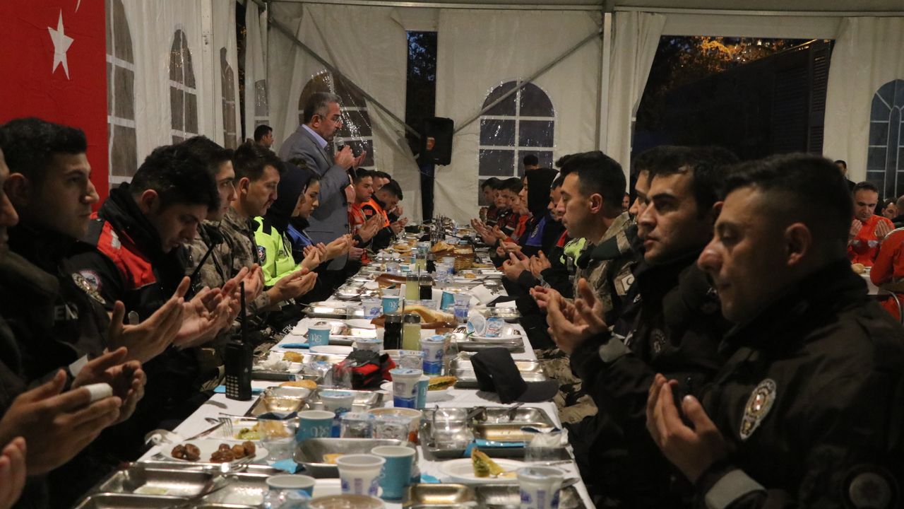 İçişleri Bakanı Soylu, jandarma, polis, bekçi, TSK, mensuplarıyla iftar programında bir araya geldi