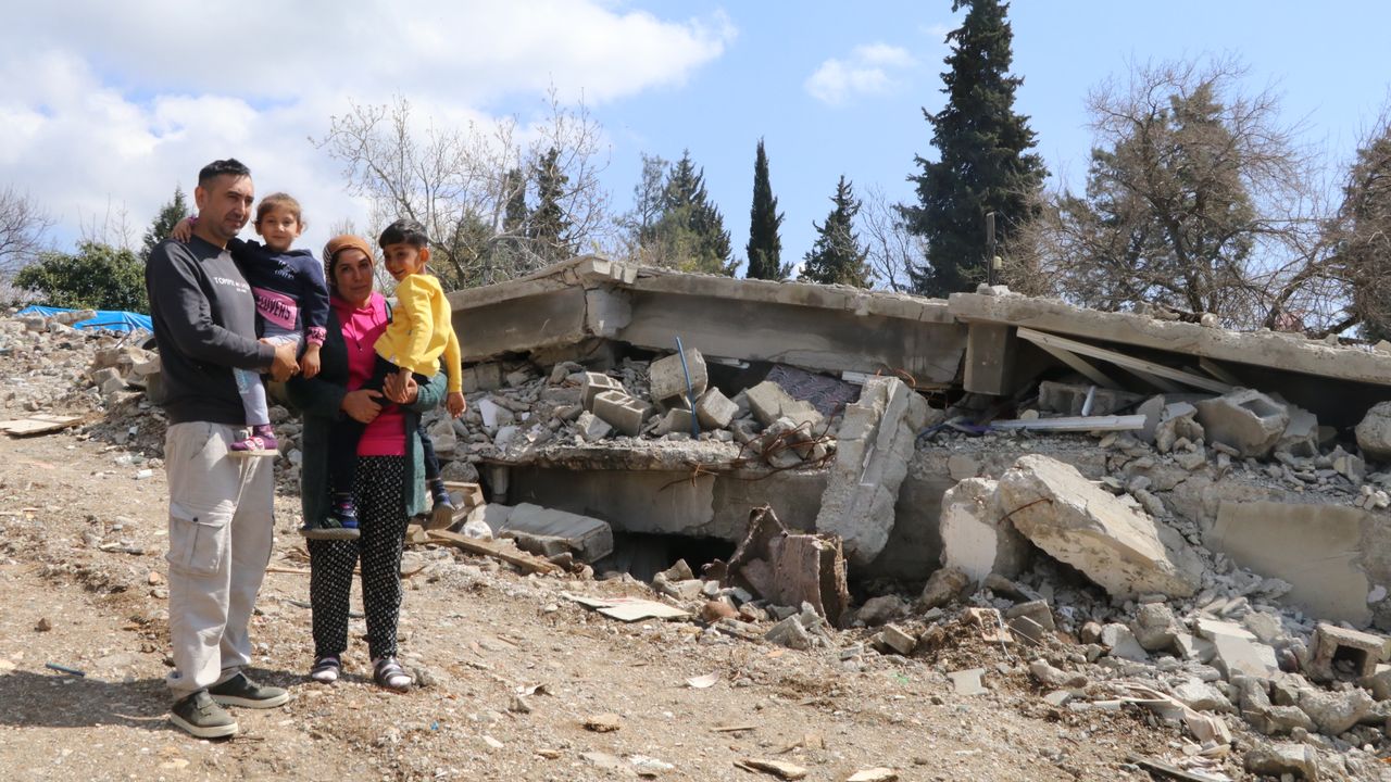 Yıkılan evlerinin enkazından çıkarılan aile yaşadıklarını unutmaya çalışıyor