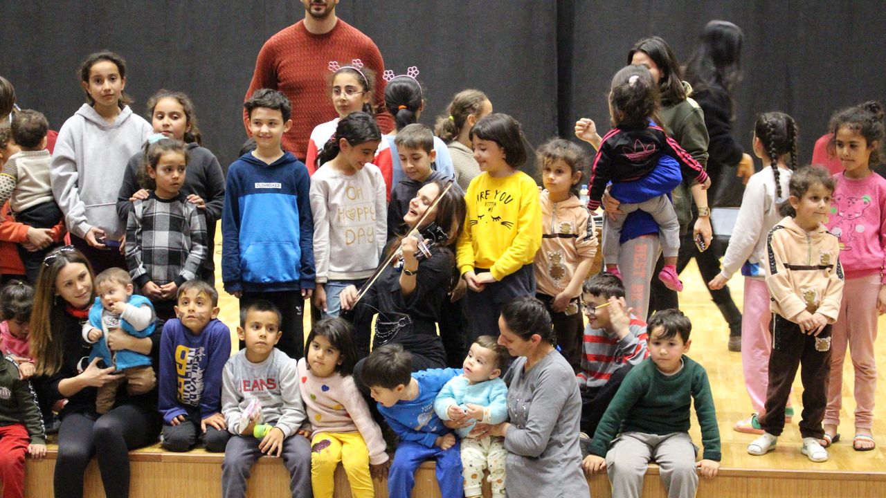 Sanatçılar, Kahramanmaraş'taki depremzede çocuklar ve gençlerle buluştu