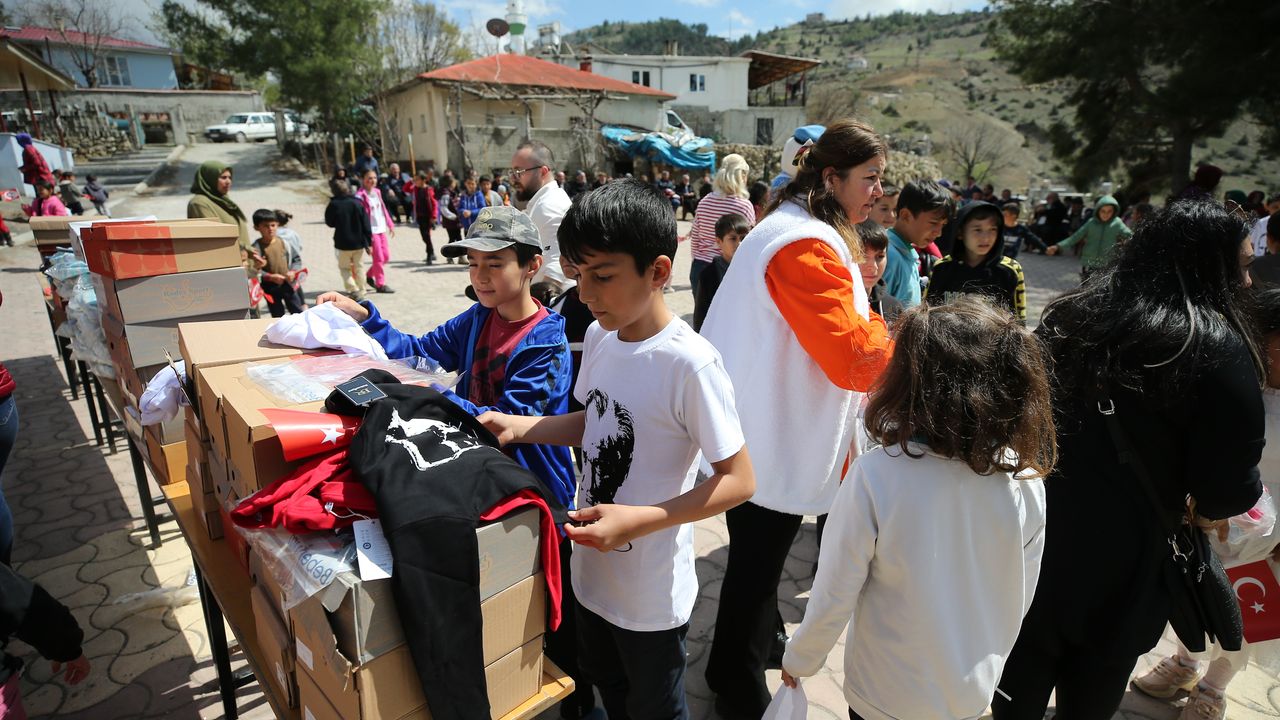 Marmara depremini çocukken yaşayan gönüllüler, bin çocuğa bayramlık getirdi