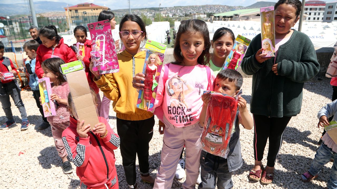Eti Maden çalışanları 2 bin depremzede çocuğa bayram sevinci yaşattı