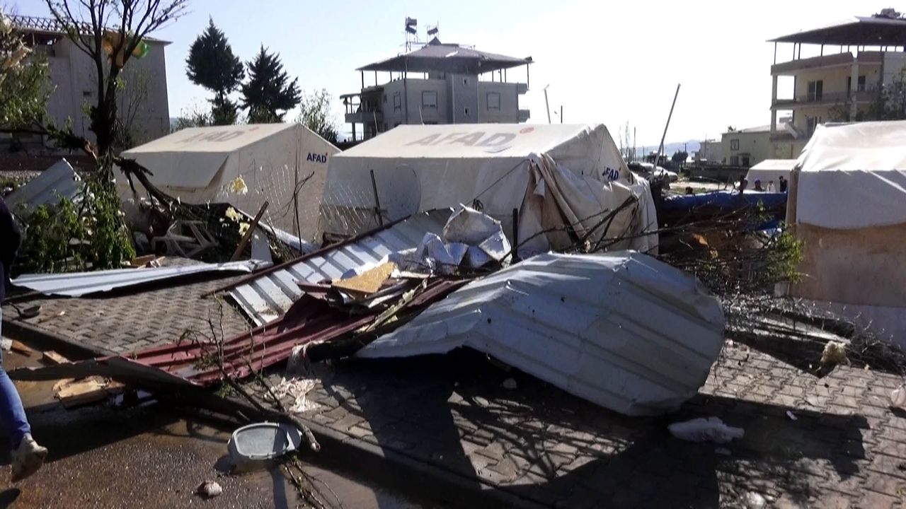 Pazarcık'ta hortum; depremzede çadırları uçtu,8' i ağır, 40 yaralı