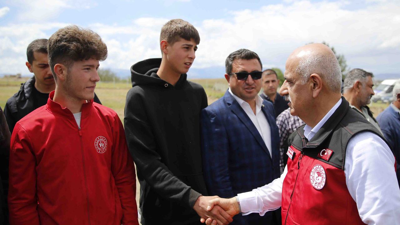 Tarım ve Orman Bakanı Kirişci, Kahramanmaraş'ta çiftçilerle bir araya geldi