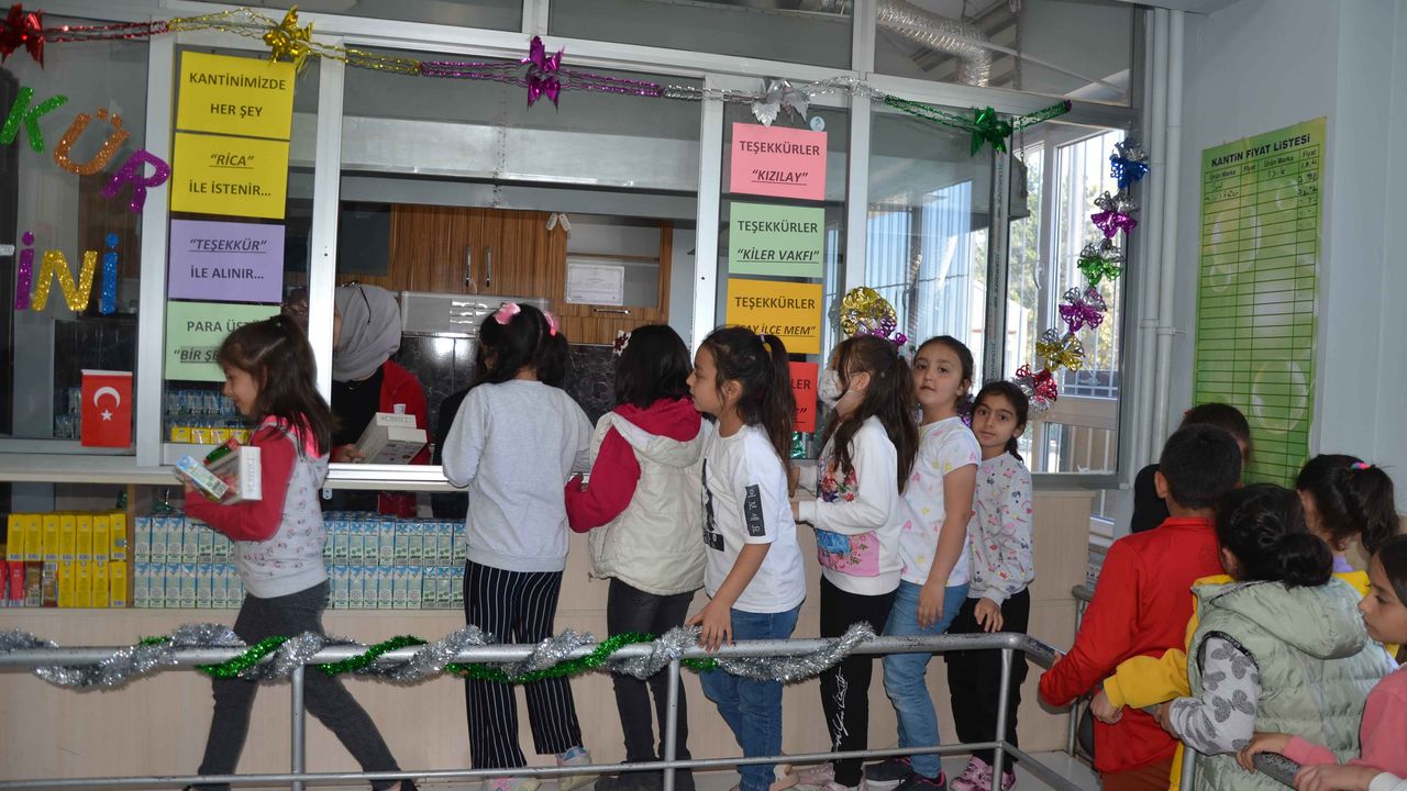 Kahramanmaraş'taki bir ilkokulun kantininden öğrenciler ürünleri ücretsiz alıyor