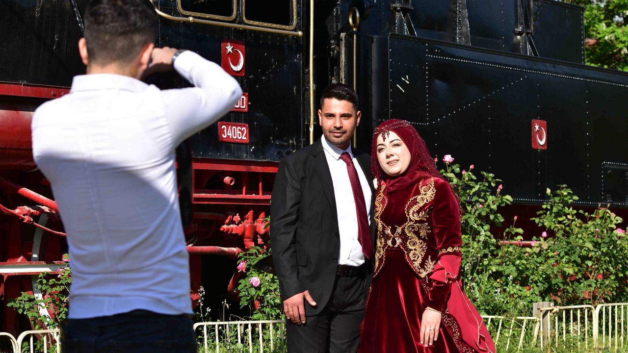 Depremden dolayı kullanılamayan tren garı düğün fotoğrafçıların doğal stüdyosu oldu