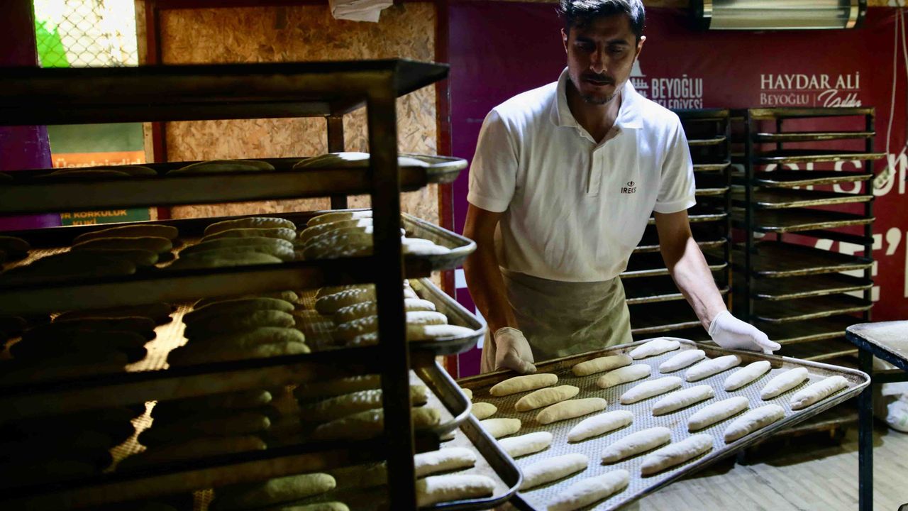 Depremde fırını ağır hasar alan girişimci 4 çalışanıyla gönüllü ekmek üretiyor