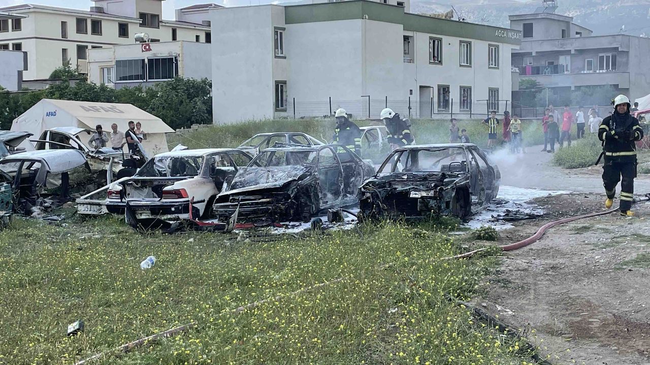 Kahramanmaraş'ta hurda araçların bulunduğu alanda yangın çıktı
