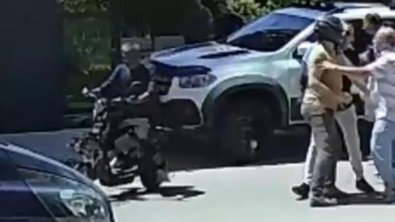 Sürücüler kavga ederken motosikleti çaldı
