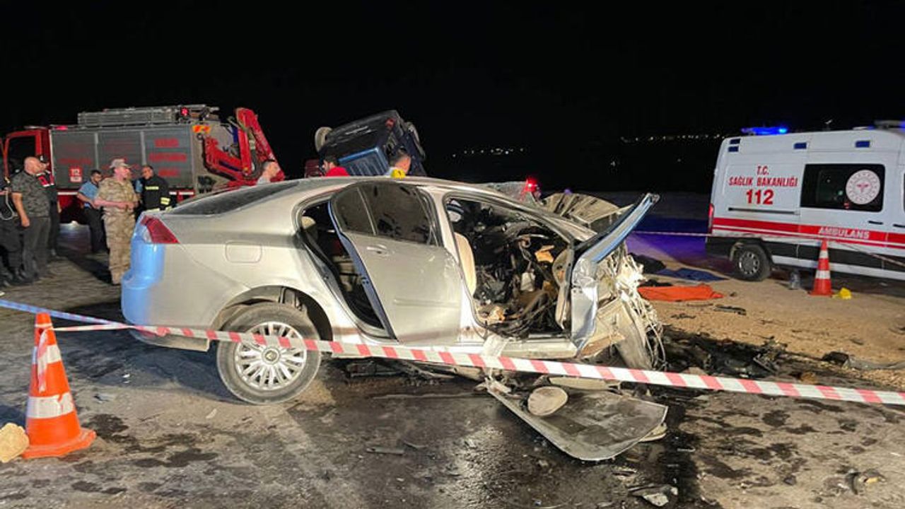 Otomobil ile hafif ticari araç çarpıştı: 6 ölü, 1 yaralı
