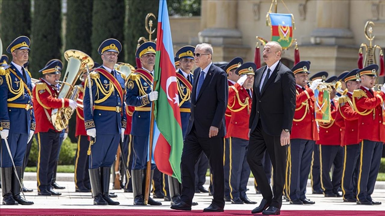 Azerbaycan Cumhurbaşkanı Aliyev, Erdoğanı törenle karşıladı