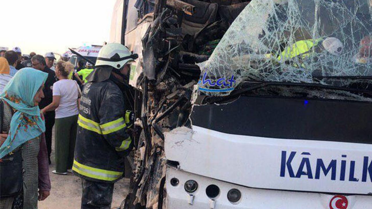 Yolcu otobüsü, TIR'a çarptı: 23 yaralı