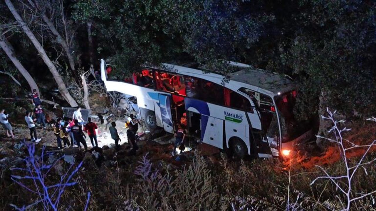 Yolcu otobüsü şarampole devrildi: 12 ölü, 19 yaralı