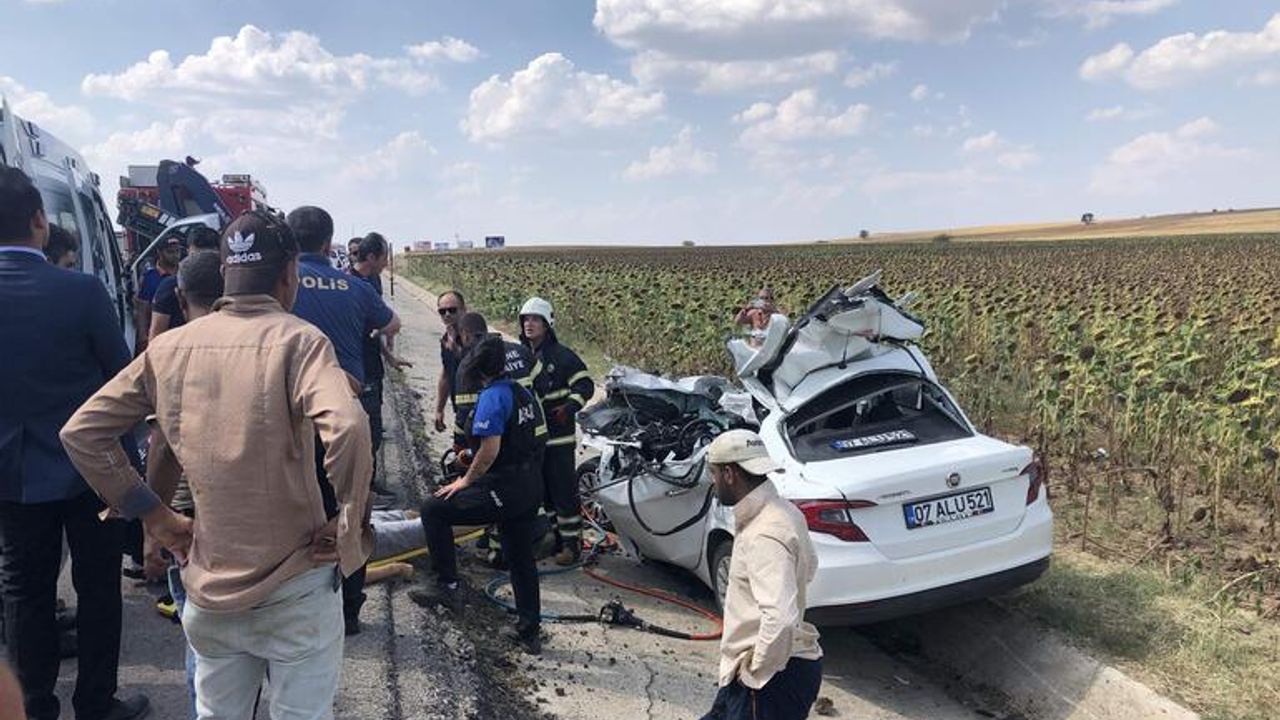 Otomobil traktöre çarptı: 1 polis öldü, 2'si polis 5 yaralı