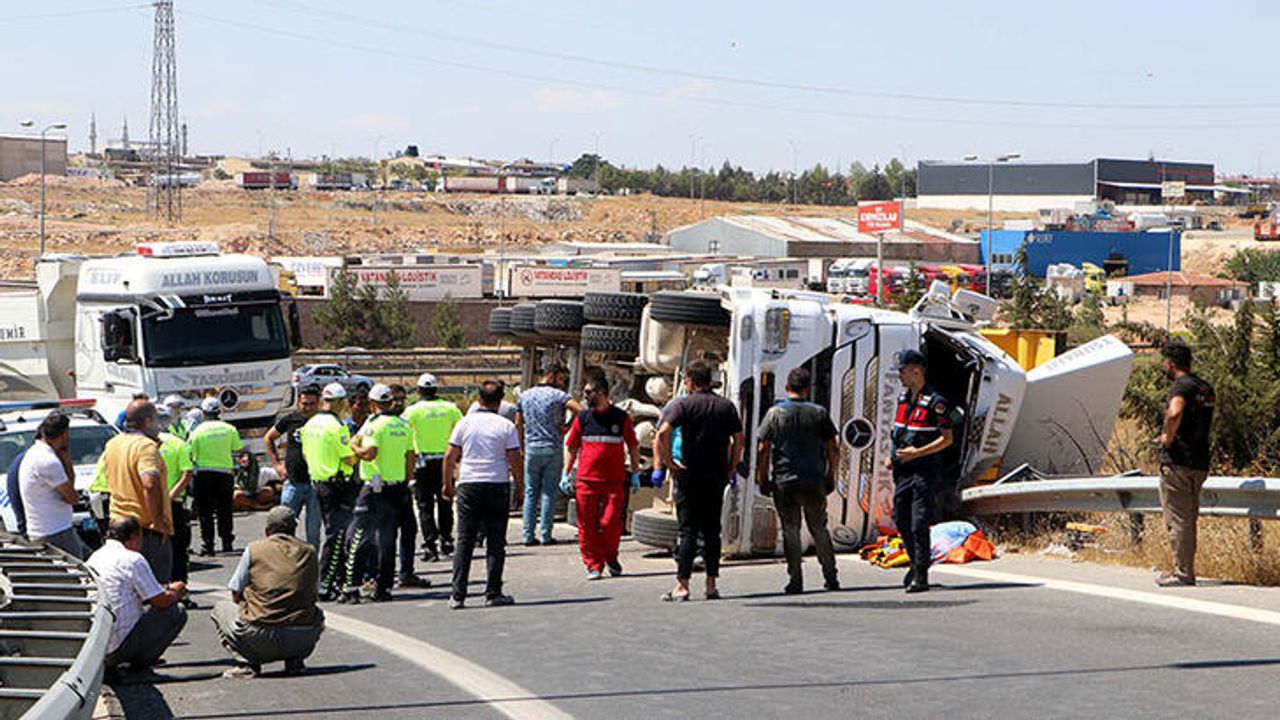 Gaziantep'te devrilen TIR'ın şoförü öldü