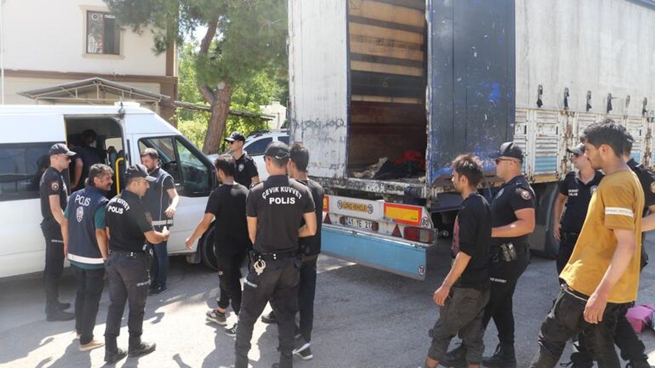 TIR'ın dorsesinden 39 kaçak göçmen çıktı