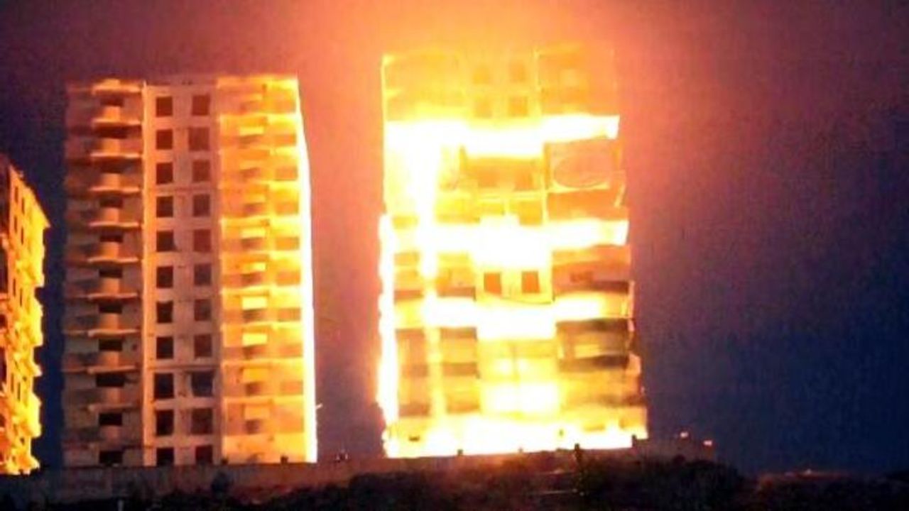 Kahramanmaraş'ta hasarlı bina patlayıcı kullanılarak yıkıldı
