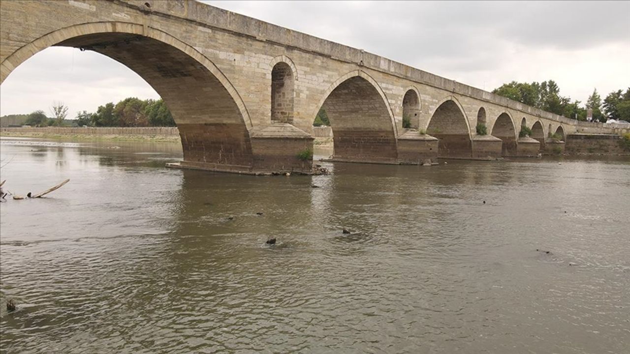 Kuraklık nedeniyle tarihi köprünün ayakları ortaya çıktı
