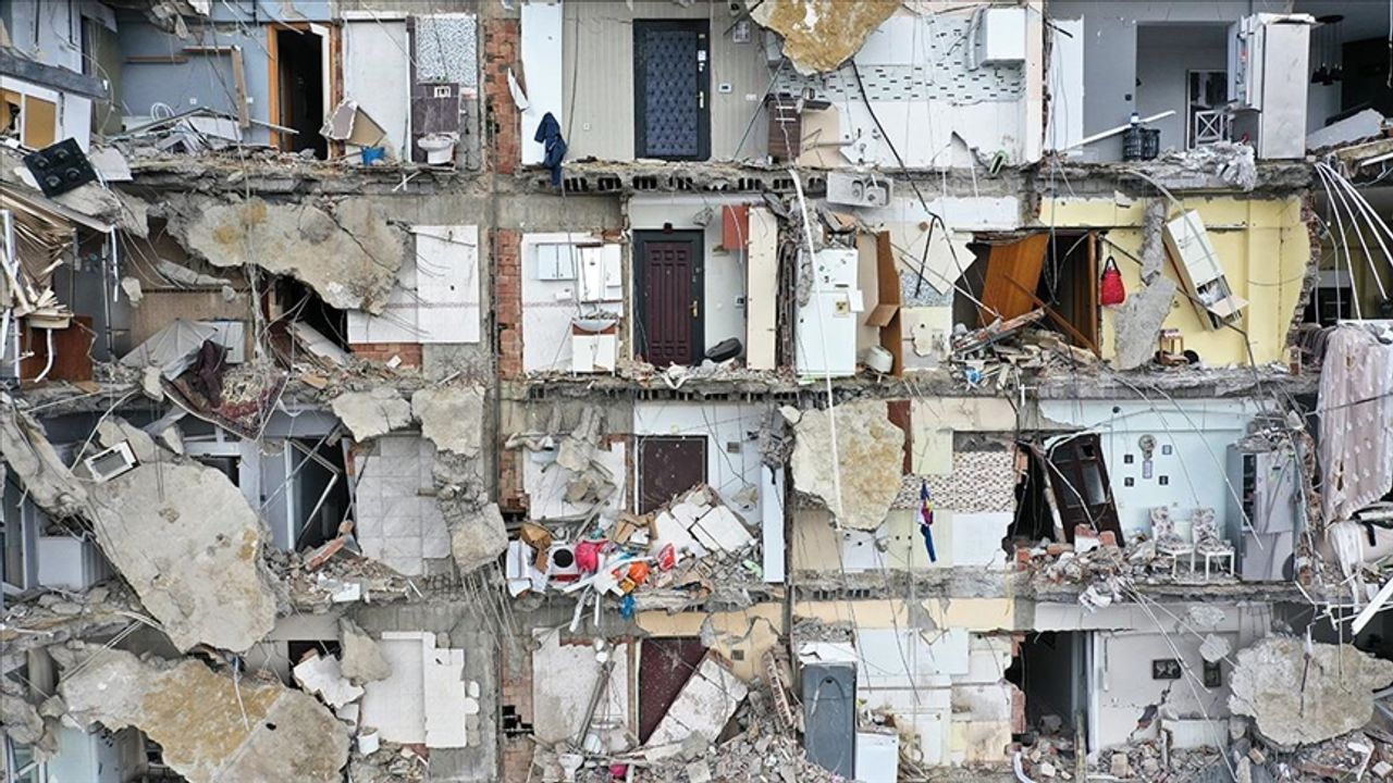 Depremde 11 kişinin öldüğü apartmanla ilgili 4 sanığa dava