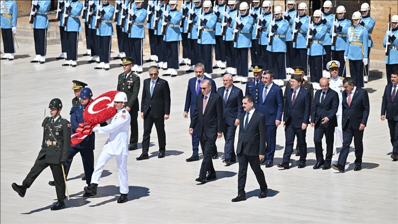 Cumhurbaşkanı başkanlığındaki YAŞ üyeleri Anıtkabir'i ziyaret etti