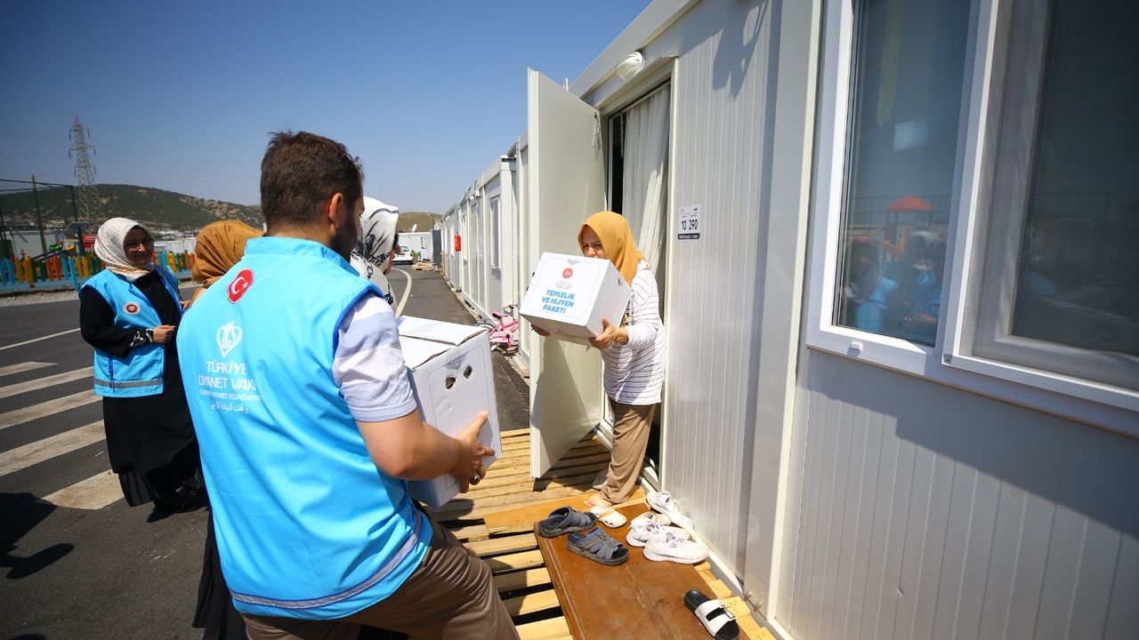 TDV'den Kahramanmaraş'taki depremzedelere yardım kolisi