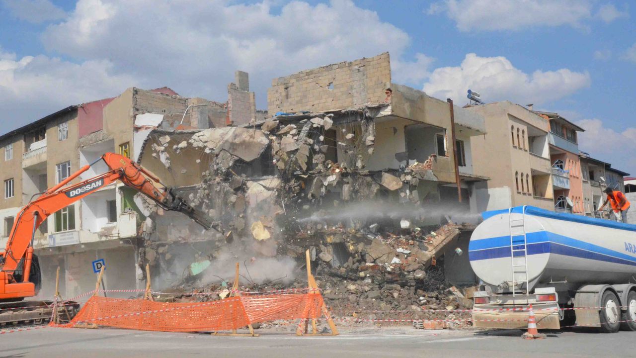 Afşin'de ağır hasarlı binaların yıkımı sürüyor