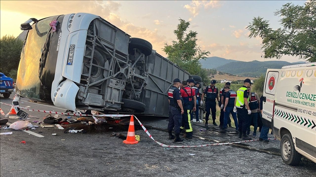 Kum yüklü kamyonun çarptığı otobüsteki 6 kişi öldü