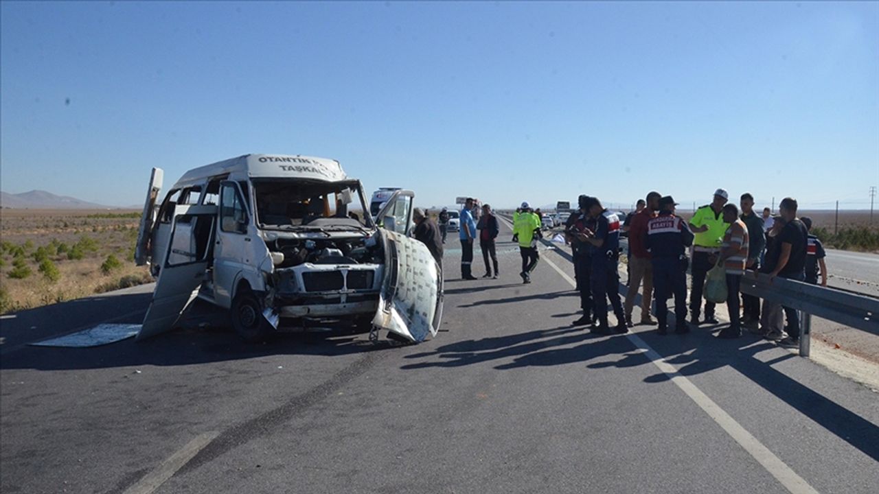 Minibüsün devrildiği kazada 2 kişi öldü, 9 kişi yaralandı