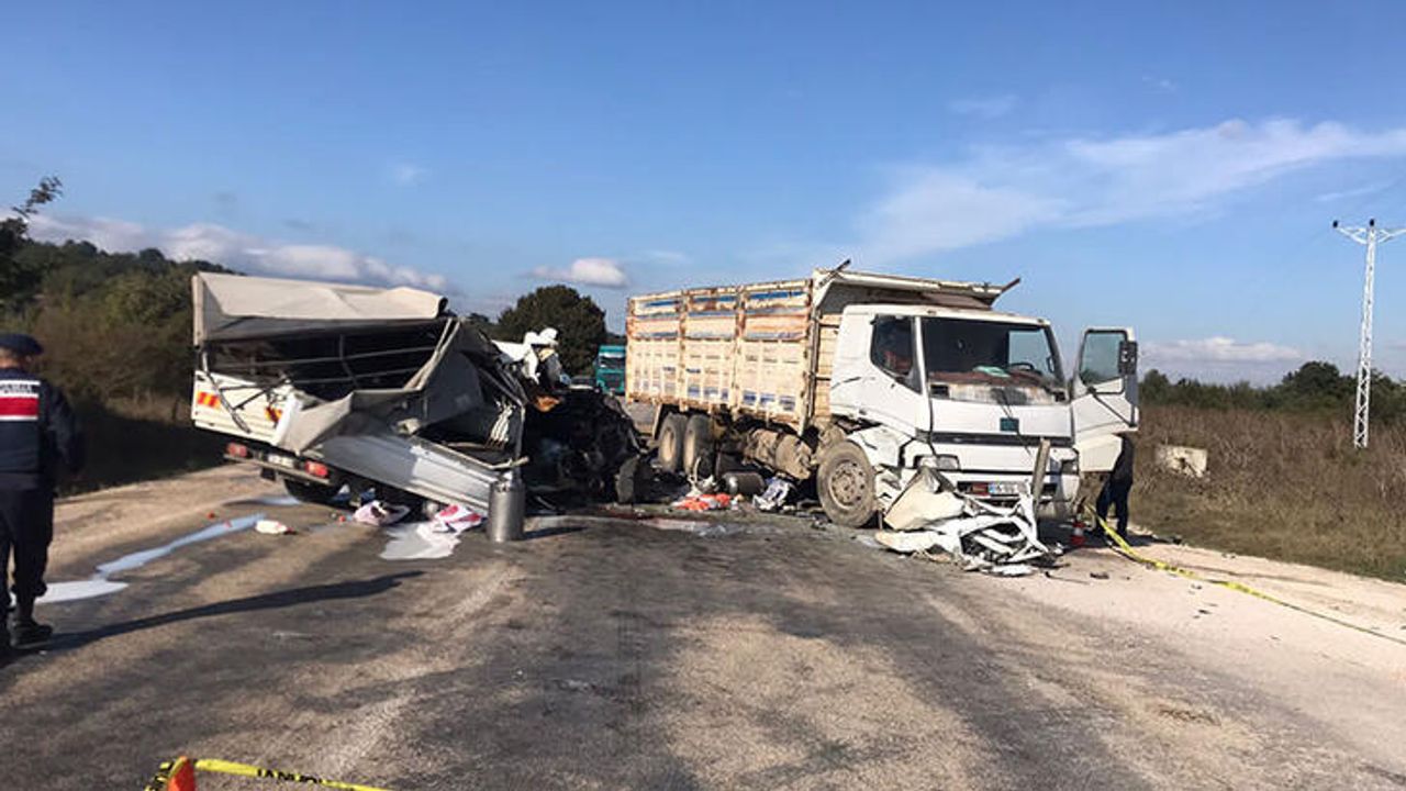 Süt toplama kamyoneti kamyona çarptı; 1 ölü, 6 yaralı