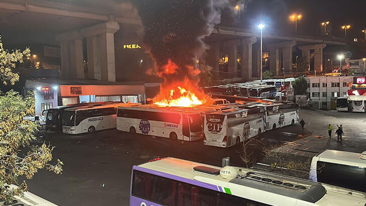 Otogarda yolcu otobüsü alev alev yandı