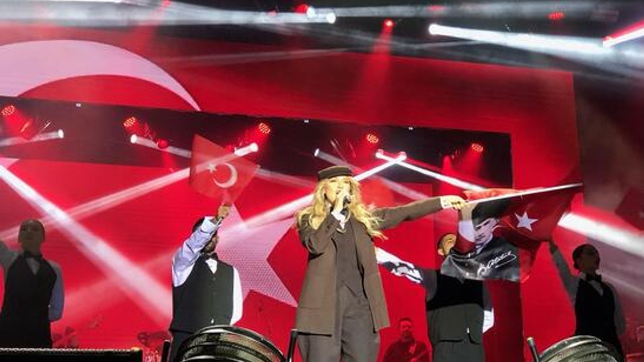 Şarkıcı Hadise, Atatürk’ün arazi kıyafetiyle sahne aldı