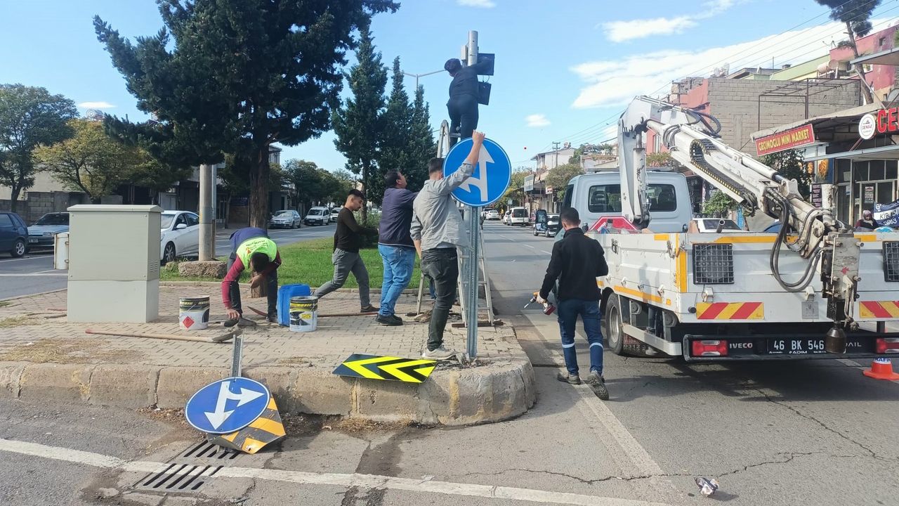 Büyükşehir, Trafik İşaret ve İşaretçilerinin Bakımını Sürdürüyor