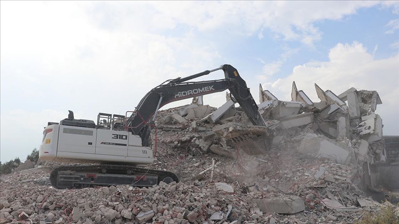 Depremlerde ağır hasar alan 6 bina kontrollü yıkıldı