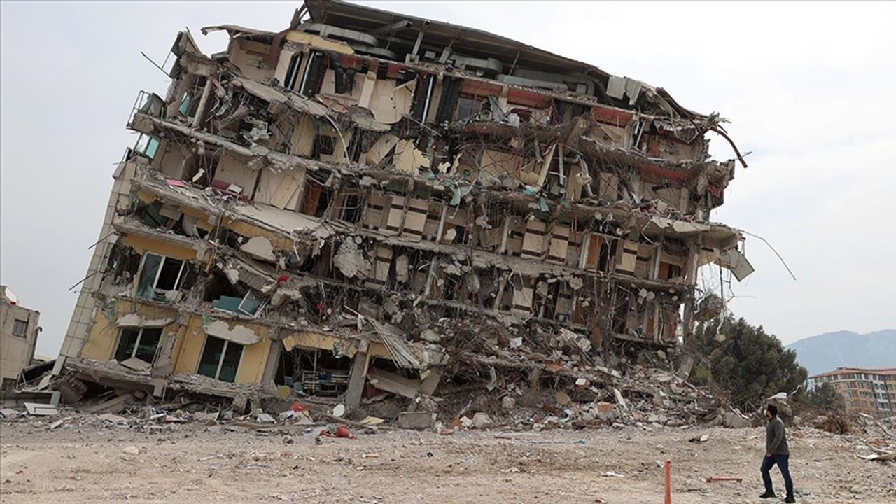 Depremde 30 kişinin öldüğü binanın şantiye şefi tutuklandı