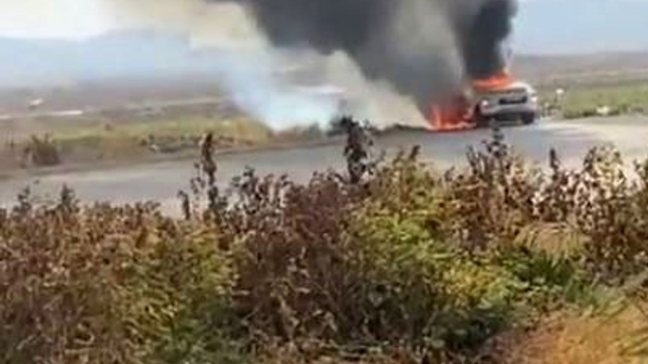 Kahramanmaraş'ta Park halindeki otomobil alev alev yandı