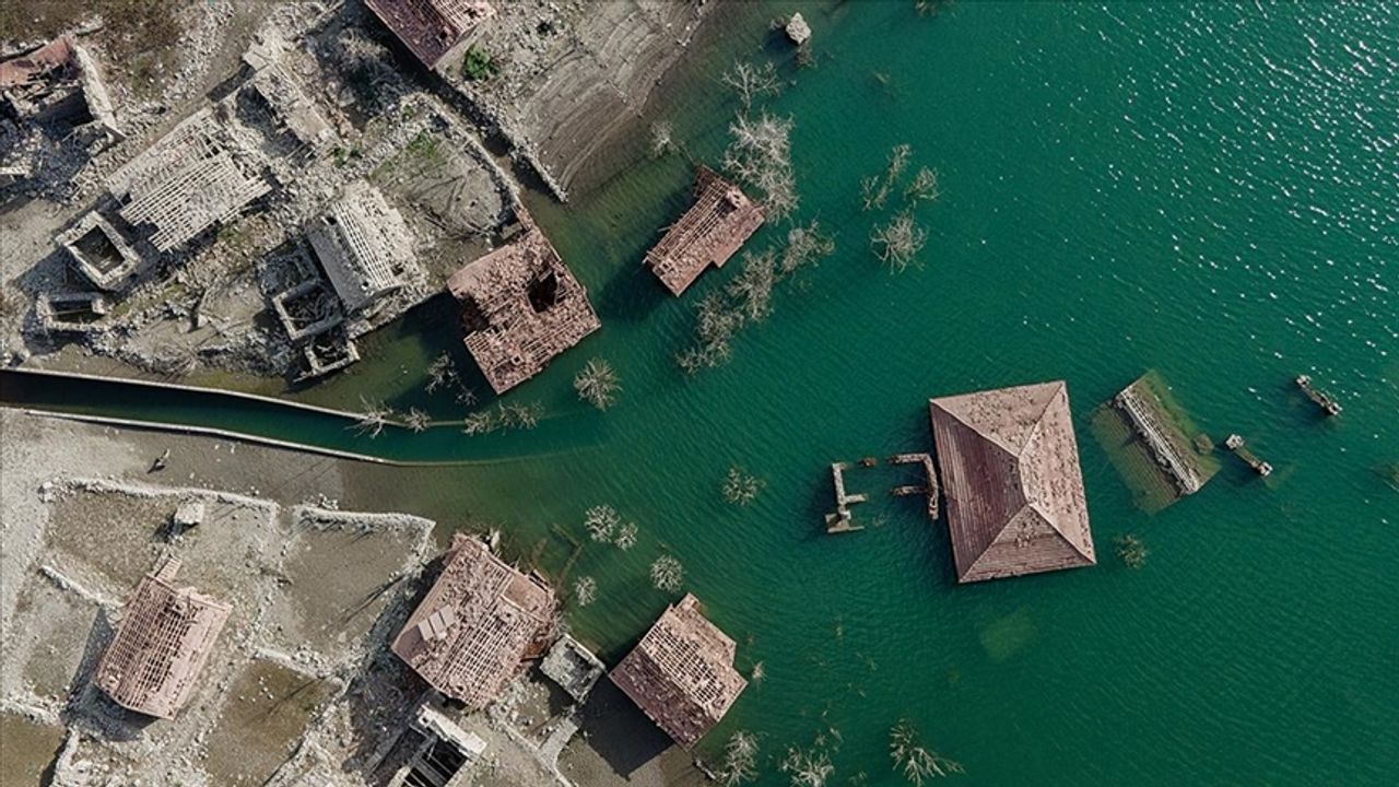 Baraj sularının çekilmesiyle gün yüzüne çıkan taş evler görüntülendi