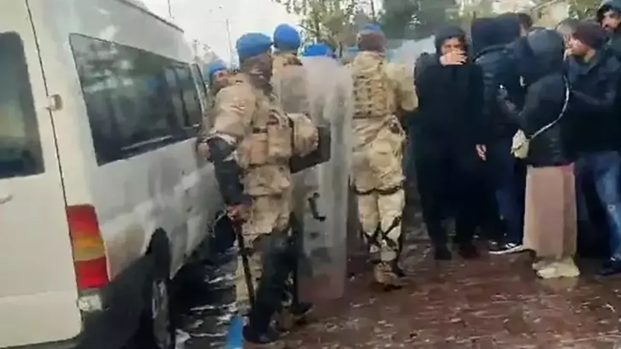 Jandarma ile eylem yapan işçiler arasında gerginlik: 92 gözaltı