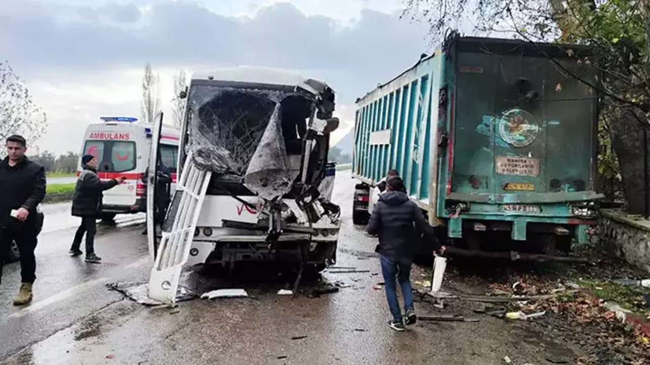Servis midibüsü, çöp kamyonuna arkadan çarptı: 17 yaralı