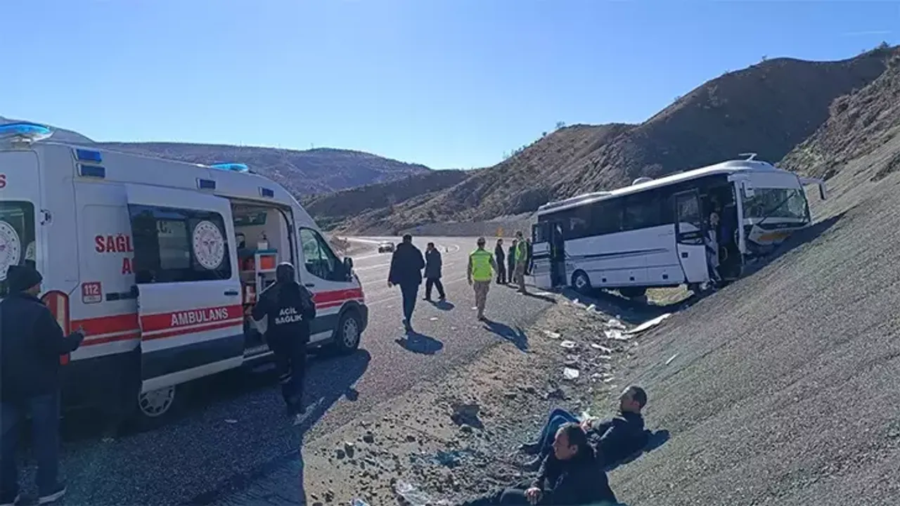 Midibüs yoldan çıktı: 27 yaralı