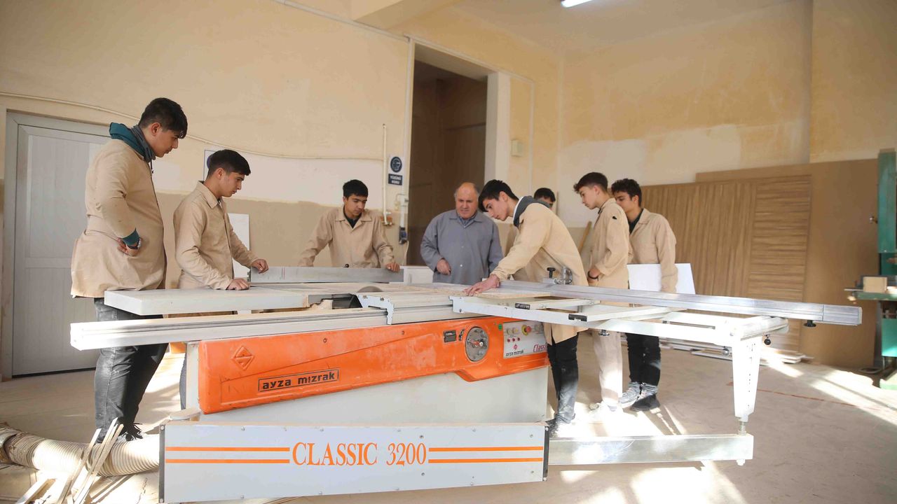 Depremzede öğrenciler afet bölgesinde yenilenen okullar için sıra üretiyor