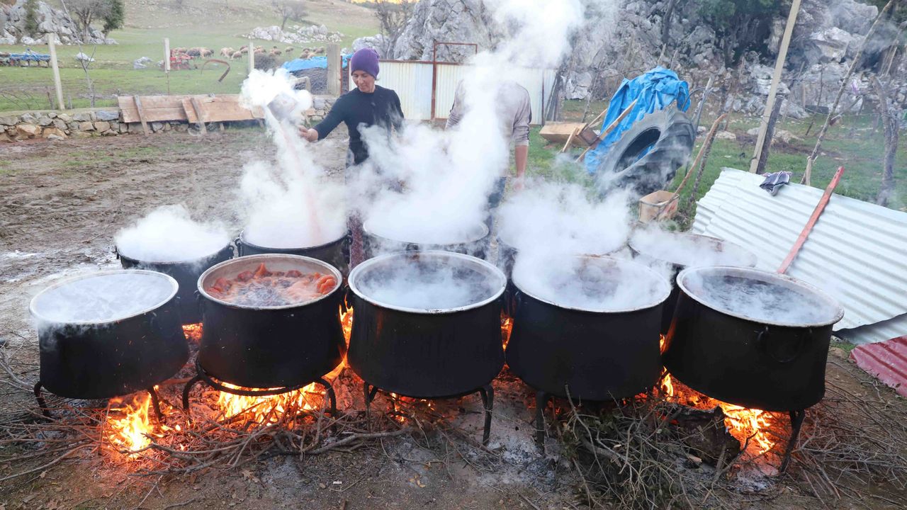 Tescilli Andız pekmezi Kahramanmaraş'ta geleneksel yöntemlerle üretiliyor