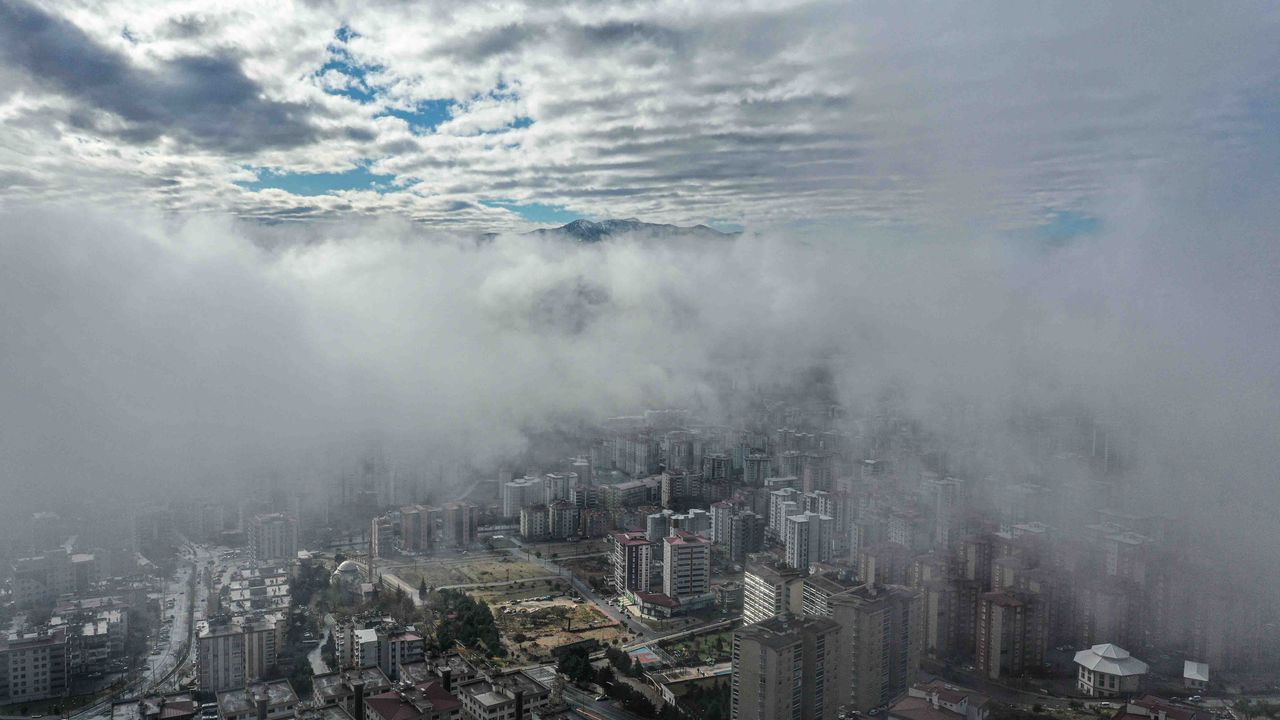 Kahramanmaraş'ın sisle bütünleşen manzarası dronla görüntülendi