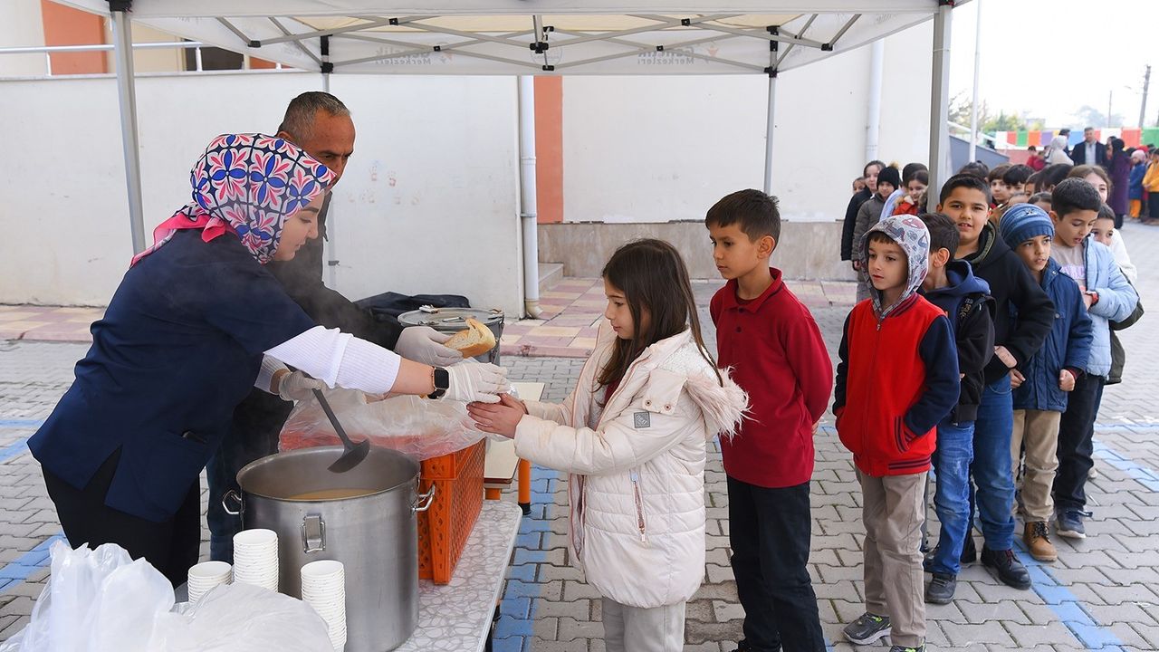 Kahramanmaraş'ta öğrencilere çorba ikramı