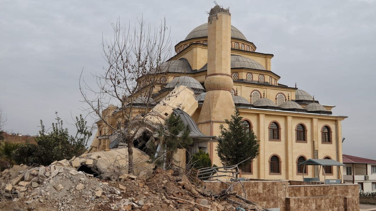 Depremde yıkılan tarihi mekanlar fotoğraflandı