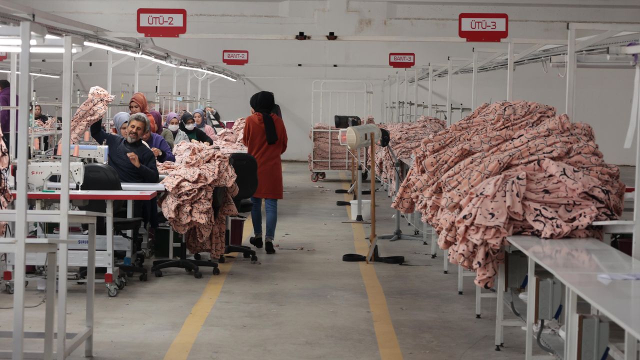 Gürbüz, "Tekstil fabrikamız 50 bin ürün ihracatı için sipariş aldı"