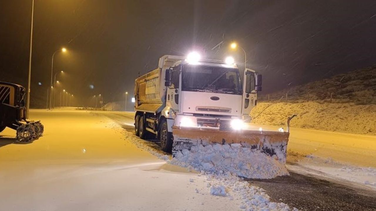 Kahramanmaraş’ta kar yağışı sonrası yollar açılıyor