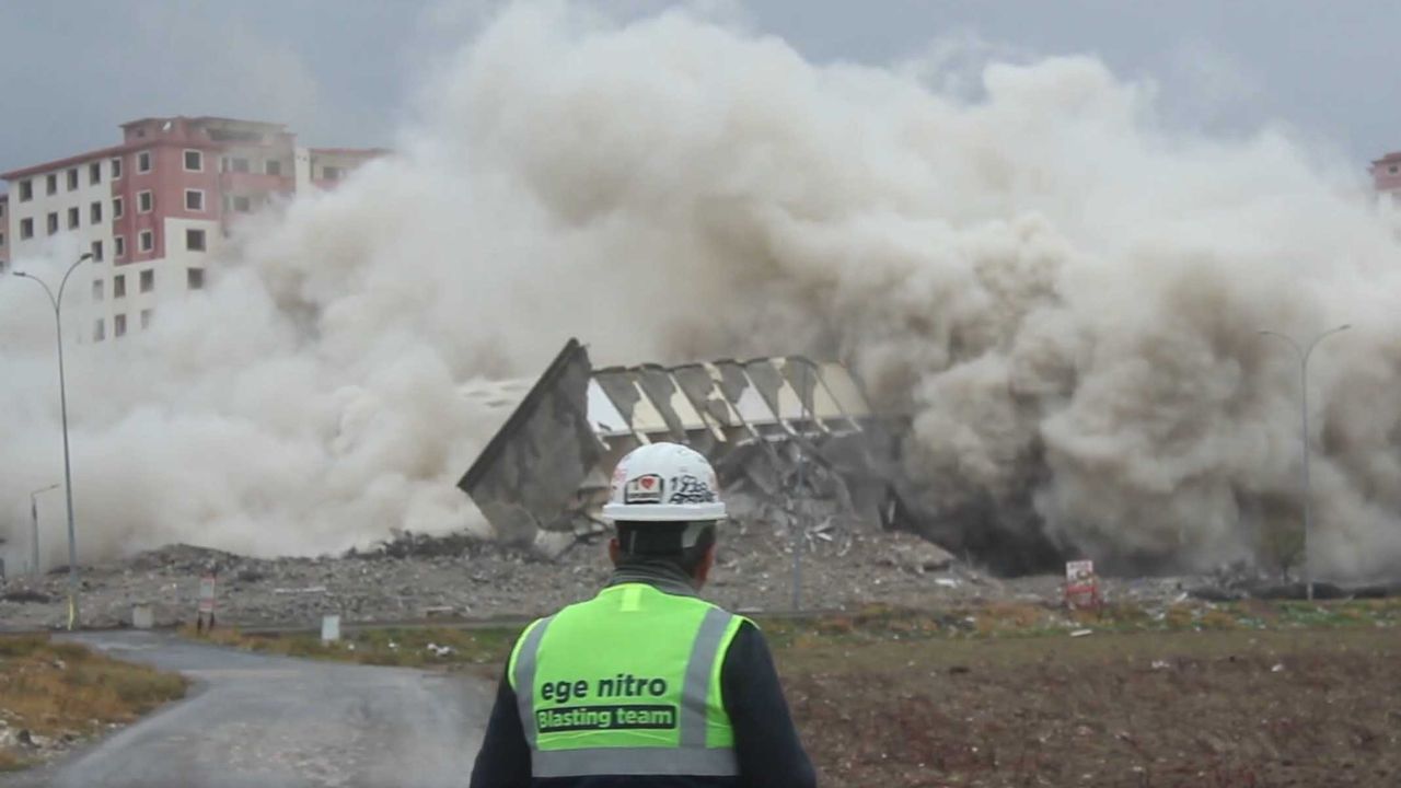 Kahramanmaraş'ta ağır hasarlı 11 katlı 3 bina patlayıcı kullanılarak yıkıldı