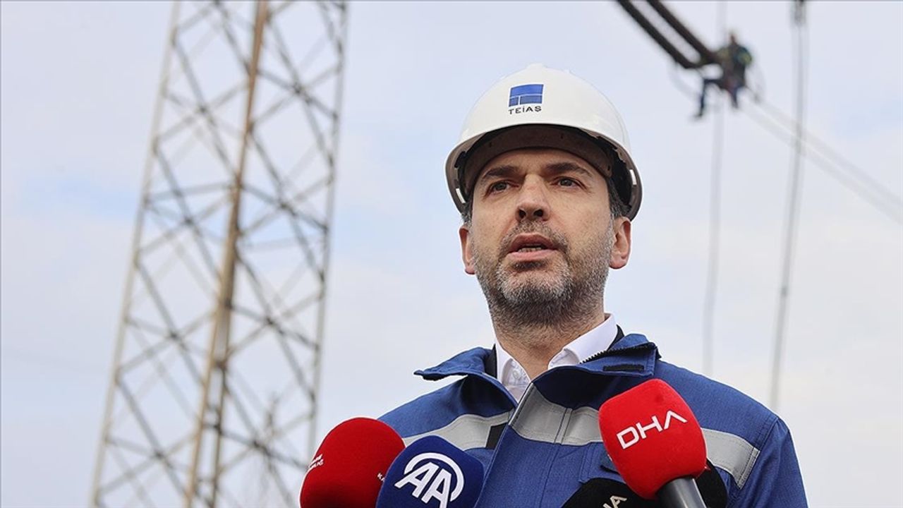 Bakan Bayraktar: Türkiye'nin 81 ilinde elektrik şebekesi yönetimi için yaklaşık 21 bin kişi sahada
